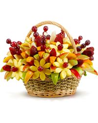 фруктовая корзина с клубникой